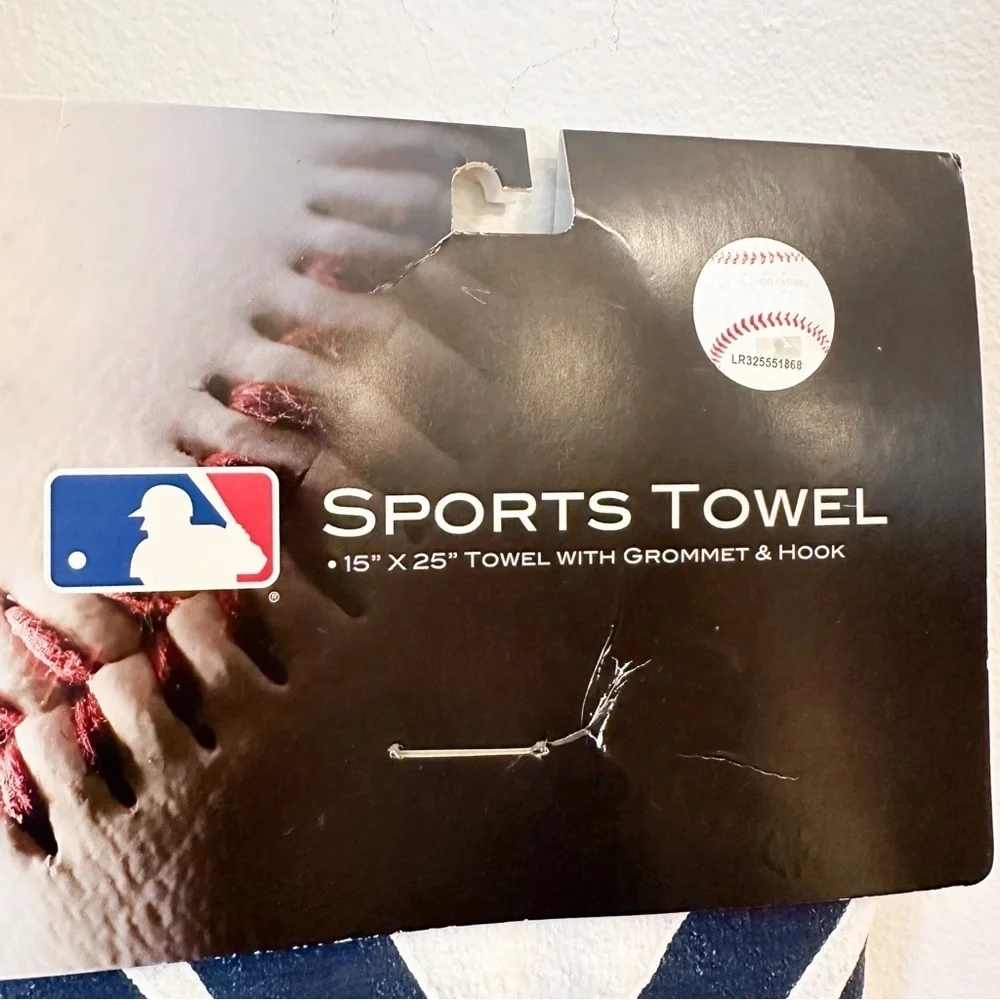 NWT MLB NY New York Yankees Sports Towel 15”x25” white Blue